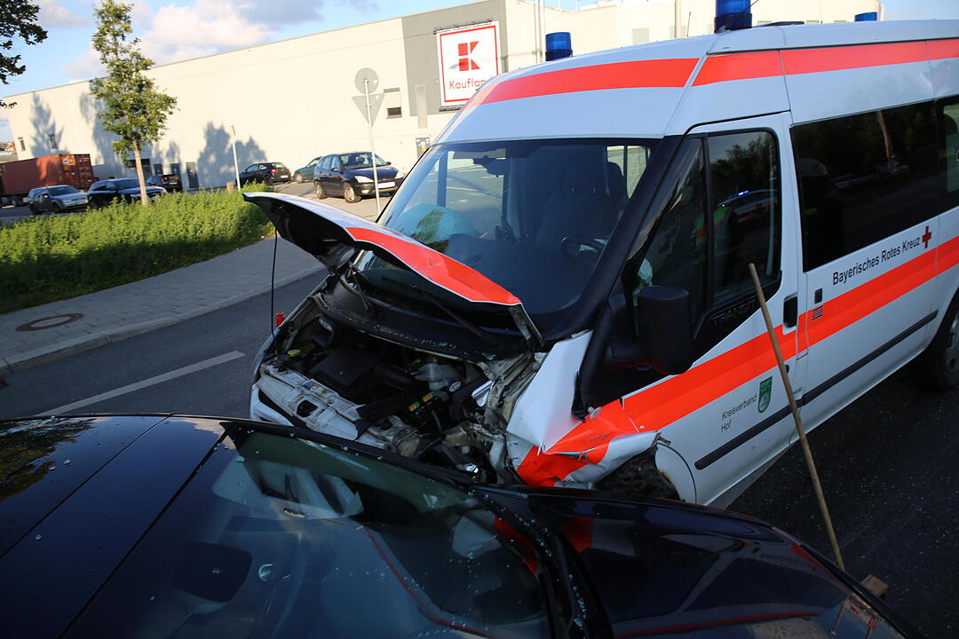 Rettungswagen und Auto stoßen in Hof zusammen