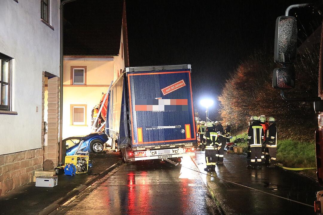 Unterfranken: Sattelzug kracht frontal in Wohnhaus - Fahrer eingeklemmt und schwer verletzt