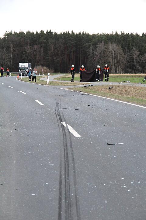 Heßdorf: Auto überholt  – 62-Jähriger Motorradfahrer stirbt