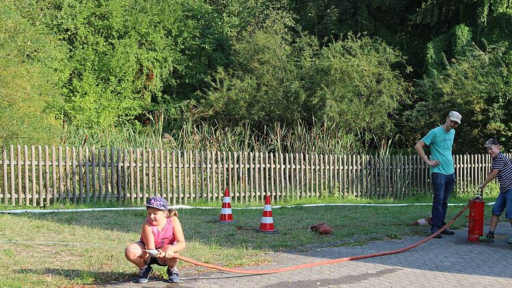 Großen Spaß hatten die Kinder beim Bedienen der Kübelspritze. Foto: Janina Reuter-Schad