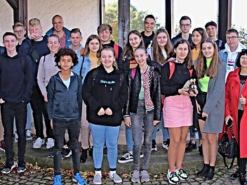 Im Rathaushof stellten sich die Schüler aus Polen zum Foto mit Bürgermeister Jürgen Hennemann, Lehrerin Bariola Kawaiek (von rechts), Lehrerin Barbara Barglik (links) und Lehrer Michael Geuß vom Friedrich-Rückert-Gymnasium Ebern (Siebter von links).  Foto: Helmut Will