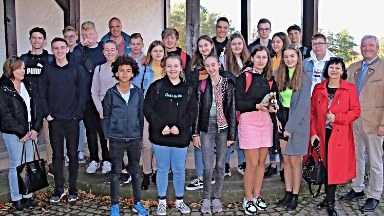 Im Rathaushof stellten sich die Schüler aus Polen zum Foto mit Bürgermeister Jürgen Hennemann, Lehrerin Bariola Kawaiek (von rechts), Lehrerin Barbara Barglik (links) und Lehrer Michael Geuß vom Friedrich-Rückert-Gymnasium Ebern (Siebter von links).  Foto: Helmut Will