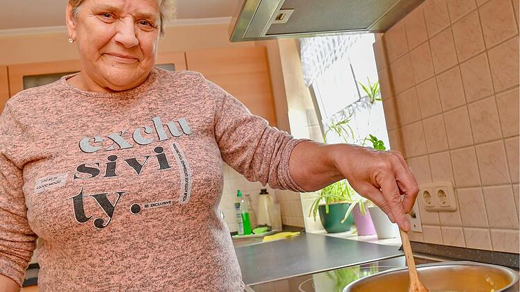 Kochen, putzen, Blutdruck messen: Barbara ist 24 Stunden am Tag für Georg Schober da. Dafür wohnt die Polin mit in der Wohnung.  Foto: Ronald Rinklef