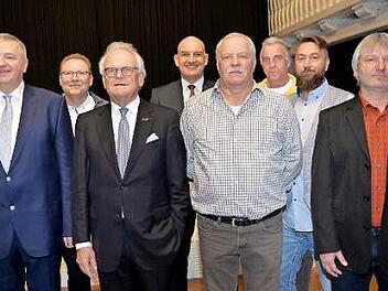 Hans Wormser (3.v.l.) ehrte zusammen mit den Kollegen die treuen Mitarbeiter.  Foto: Roth