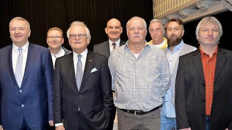 Hans Wormser (3.v.l.) ehrte zusammen mit den Kollegen die treuen Mitarbeiter.  Foto: Roth