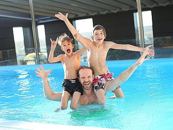 Ein Ausflug ins Schwimmbad macht meist der ganzen Familie Spaß.