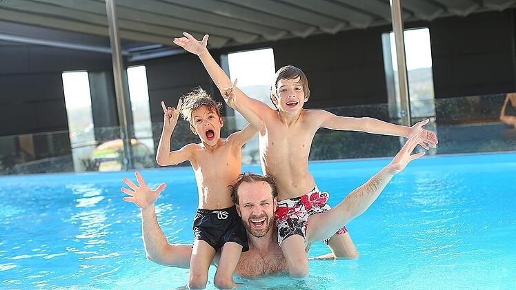 Ein Ausflug ins Schwimmbad macht meist der ganzen Familie Spaß.