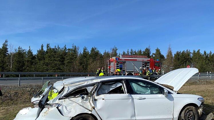 Unfall auf A9 bei Selbitz: Mutter und Sohn heben mit Auto ab
