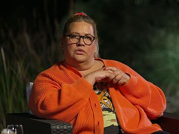 Ilka Bessin sitzt "Am Lagerfeuer mit Martin Rütter" - und spricht dabei über ihren einstigen "Höhenflug".