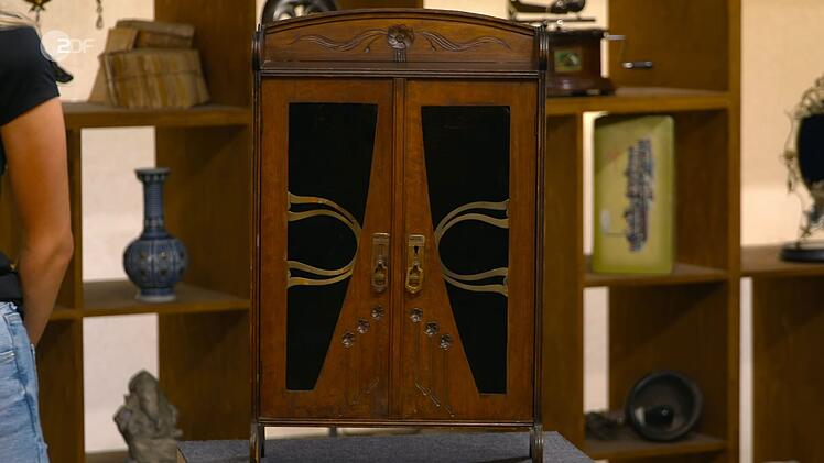 Das Jugendstil-H&auml;ngeschr&auml;nkchen aus Buchenholz aus der Zeit zwischen 1900 und 1910 wurde auf 150 bis 200 Euro gesch&auml;tzt. Roman Runkel zahlte 200 Euro daf&uuml;r.