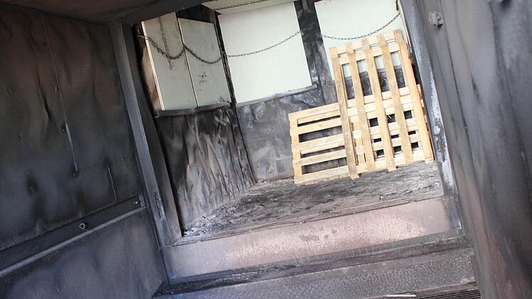 900 Grad heiß wurde es an der Decke. Das Brandmaterial waren lediglich zwei Paletten und einige Sperrholzplatten.