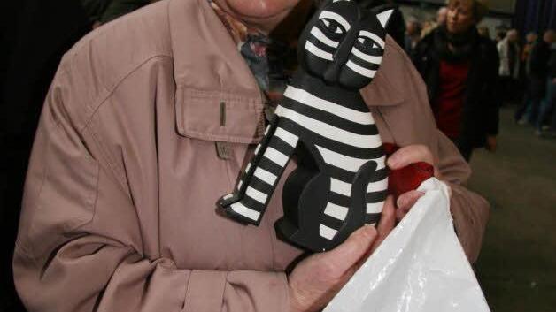 Schon eine Minute nach der Eröffnung hatte Elfriede Englisch ein Schnäppchen gemacht: Die lustige gestreifte Katze ist für ihre Nachbarin.