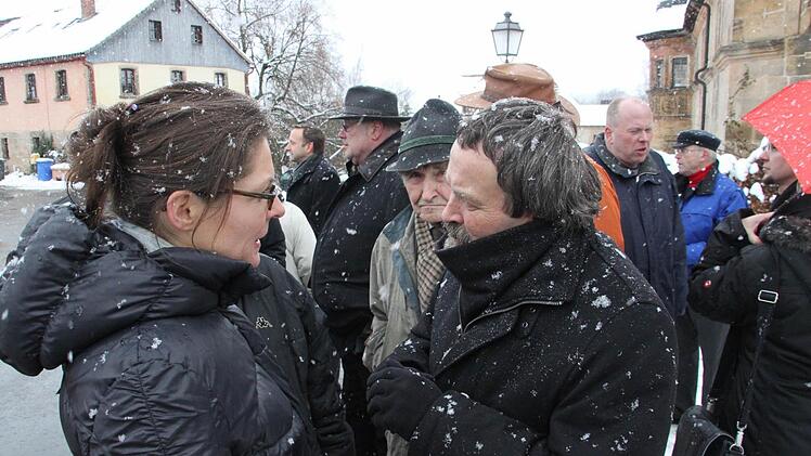 Denkmalschützer Ulrich Kahle im Gespräch mit Schlossherrin Iris von Künßberg-Schmidt.
