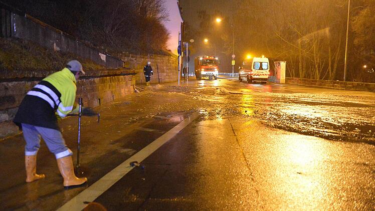 Die Schweinfurter Straße nach dem Wasserrohrbruch. Auch dieser hat sich gegen 3 Uhr morgens ereignet. Foto: Ronald Rinklef
