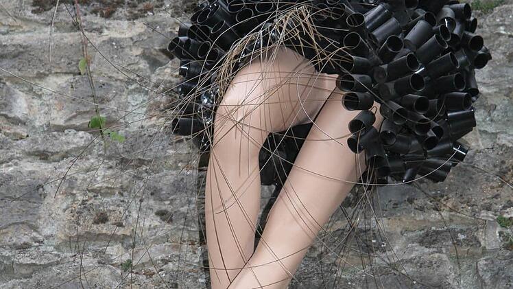 Edina Thern hat die Eitelkeit angeprangert. Denn Eitelkeit macht unnahbar und blind für andere: Witzigerweise ist die Eitelkeit mit einem Röckchen aus 120 Filmdosen bekleidet.