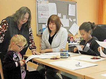 Trotz beschlossener Gebührenerhöhung bleibt die Nachmittagsbetreuung in Weidhäuser Grundschule relativ günstig: Betreuerin Helga Winzer (links stehend) und Kinderpflegerin Lisa Schindhelm helfen (von links) der sechsjährigen Pauline, der zehnjährigen Alisha und der neunjährigen Lynlyn beim Ausschneiden von Mandalas. Foto: Thomas Heuchling