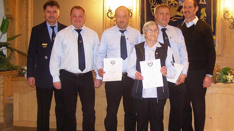 15 Jahre Mitglied: Klaus Lutz BSB, Vorsitzender Oliver Belz, Timo Büchner, Bettina Beck, Anton Koch, Bürgermeister Dieter Muth. Foto: Wolfgang Saam