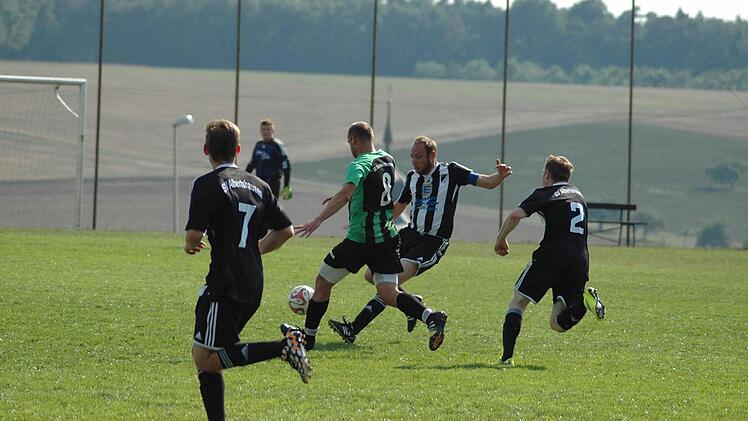 Szene aus dem Spiel der SG Albertshausen (in Schwarz-weiß) gegen die SG Oberbach (2:1). Foto: Sebastian Schmitt