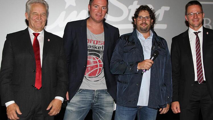 Präsident Norbert Sieben, Moderator Matthias Steger, Trainer Andrea Trinchieri, Geschäftsführer Rolf Beyer (von links) Foto: Bertram Wagner