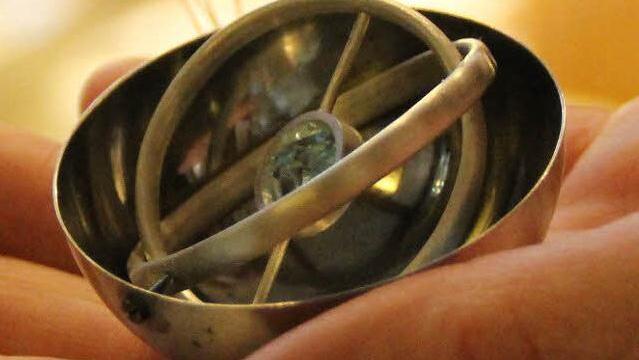 Der blaue Topas symbolisiert den Atomkern des chemischen Elements Bor. Foto: Benedikt Borst
