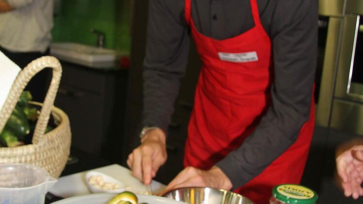 Markus Lagnier hatte eine duftende Aufgabe: Er schnippelte Knoblauchzehen en masse - für die Sauce. Foto: Sonny Adam