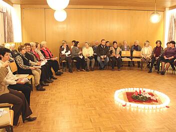 Ob bei einer Adventsfeier im Pfarrheim wie hier oder bei anderen Unternehmungeneinem Ausflug: Die Gemeinschaft ist dem Frauenbund besonders wichtig. Foto: Johanna Blum
