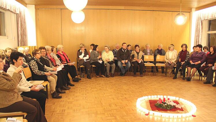 Ob bei einer Adventsfeier im Pfarrheim wie hier oder bei anderen Unternehmungeneinem Ausflug: Die Gemeinschaft ist dem Frauenbund besonders wichtig. Foto: Johanna Blum