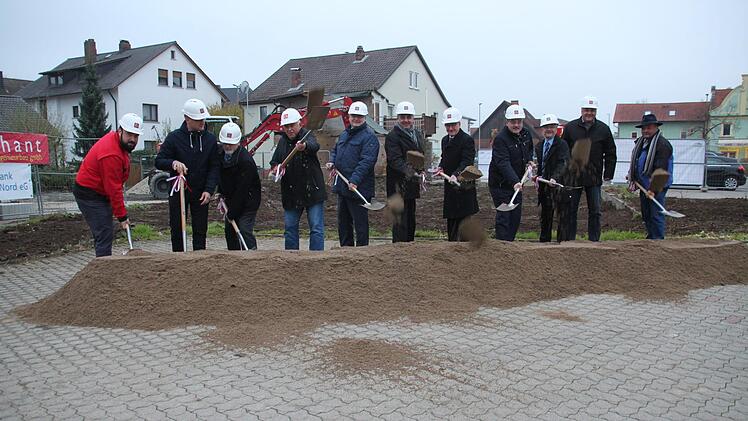 3,6 Millionen Euro kostet die Erweiterung der Hauptstelle der Raiffeisenbank Obermain Nord. Mit dem symbolischen Spatenstich gaben die Offiziellen den Startschuss für das Vorhaben, das Anfang 2019 vollendet sein soll. Stephan Stöckel
