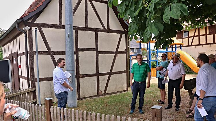 Das Feuerwehrhaus in Eckartshausen soll "aufgehübscht" werden. Was zu tun ist, erläuterte Bauamtsleiter Andre Grüner (mit Mappe) dem Bürgermeister Wolfram Thein (grünes T-Shirt) und den Mitgliedern des Bauausschusses.Helmut Will