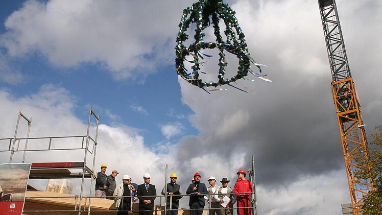 Die Akteure beim Richtspruch hoch oben auf dem Rohbau Foto: Martin Rebhan
