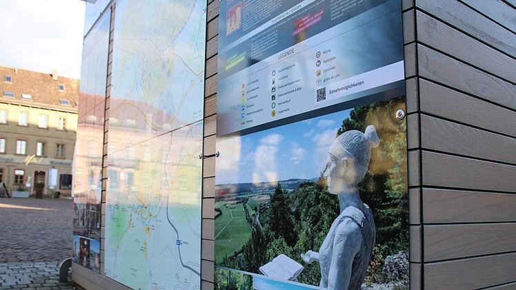 Mitarbeiter des Bauhofes haben vor kurzem neue Info-Tafeln am Marktplatz angebracht. Foto: Ralf Ruppert