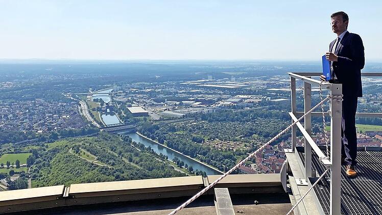 Nürnbergs Oberbürgermeister Marcus König würde diesen Blick von der Aussichtsplattform des Fernsehturms gerne auch der Öffentlichkeit wieder zugänglich machen. Die Stadt alleine kann das allerdings nicht bezahlen.