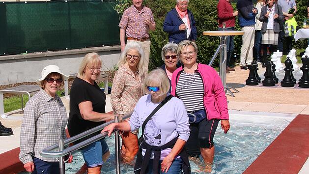 Mit einigen Runden im eiskalten Wasser weihten sechs Mitglieder der Nüdlinger Frauen-Sportgruppe die neue Kneippanlage in der Schenkgasse ein.