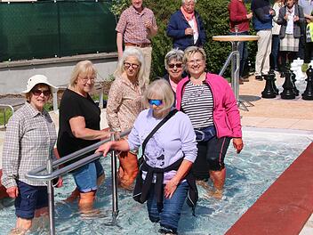 Mit einigen Runden im eiskalten Wasser weihten sechs Mitglieder der Nüdlinger Frauen-Sportgruppe die neue Kneippanlage in der Schenkgasse ein.