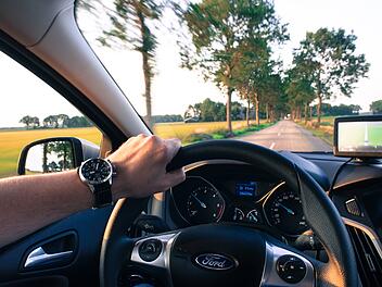 Gadgets für das Autofahren sind mitunter sehr wertvoll und hilfreich. Hier stellen wir dir nützliche Gadgets für entspannteres Autofahren vor.