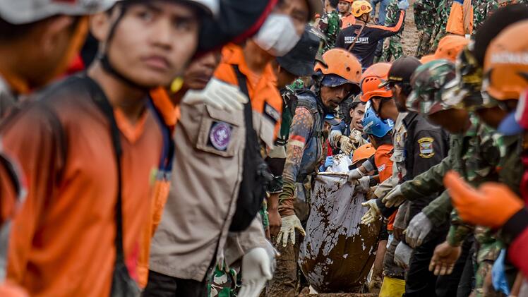 Nach dem Erdrutsch in Indonesien