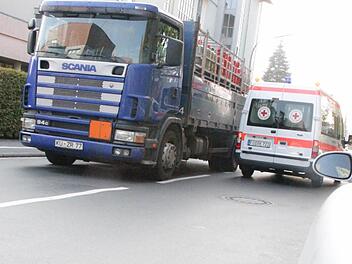 Neben dem Seniorenwohnheim in der Ludwig-Jahn-Straße ist die Verkehrssituation oft unübersichtlich. Heute wird hier geblitzt. Foto: Roepert