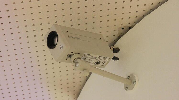 Eine Videokamera im Foyer der Sparkasse