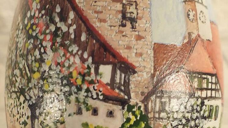 Jutta Triantafyllidis-Grimm hat ein Herzogenauracher Motiv auf ein Gänseei gemalt.