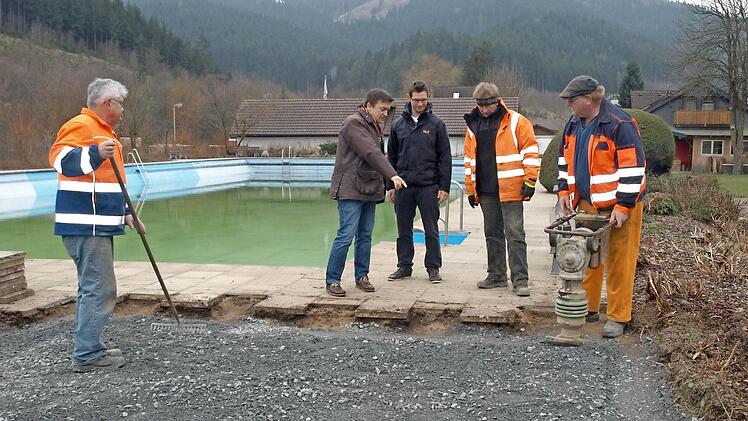 Die massiven Holzliegen werden neben dem Beckenrand aufgestellt. Hierzu wurde bereits der Untergrund hergerichtet, damit es bei schönem Wetter keine Verzögerung mehr gibt. Foto: Susanne Deuerling