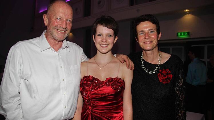 Glückliche Eltern: Monika und Hans-Dieter Ernst mit Tochter Diane beim CVG-Abiball. Foto: Sonja Adam
