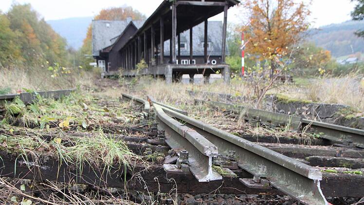 Der Bahnhof Wildflecken liegt ohne Schienen da. Foto: Ulrike Müller
