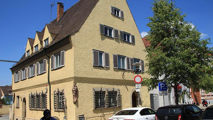 Die ehemalige Post am Höchstadter Marktplatz wird von der Sparkasse an die Stadt verkauft.  Foto: Andreas Dorsch