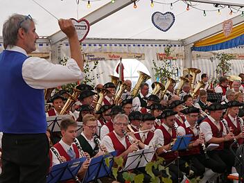 Joachim Scholz dirigiert die Musiker beim Auftakt des Kiliani-Festes in Schondra. Foto: Oswald Türbl