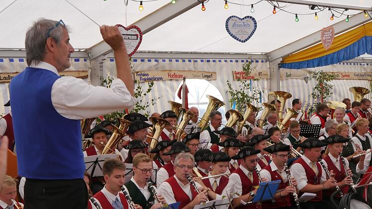 Joachim Scholz dirigiert die Musiker beim Auftakt des Kiliani-Festes in Schondra. Foto: Oswald Türbl