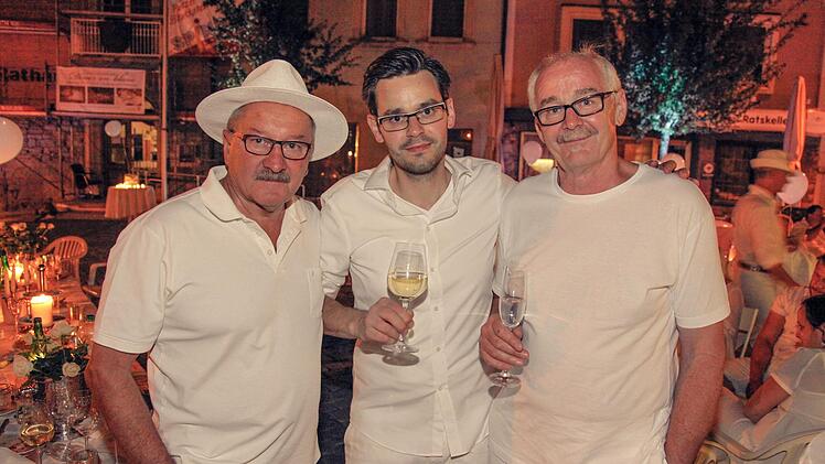 Die Inspiration zu einem "Diner en blanc" hatte Tobias Schöffel (Mitte) nicht in Stadtsteinach. Anfangs war es nur eine "verrückte Idee, doch die Veranstaltung ist mittlerweile seit Jahren der Renner. privat