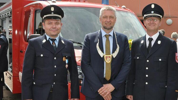 Über die neuen Anschaffungen freuen sich (von links) Feuerwehrreferent Sebastian Bock, Bürgermeister Ralf Nowak und Kommandant Stefan Betz.Simon Albrecht
