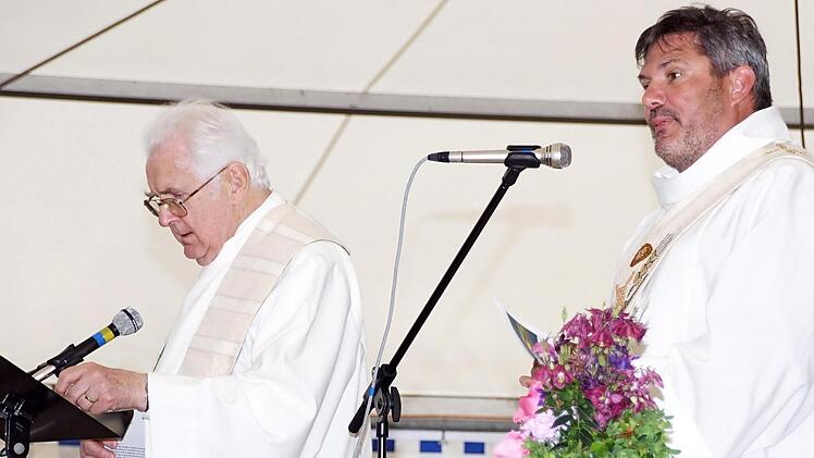 Dekanats-Altenseelsorger Diakon Joachim Stapf (rechts) und Pfarrer i.R. Ewald Thoma gestalteten den Gottesdienst zum Auftakt des Dekanatsseniorentages in Dankenfeld.  Fotos: Sabine Weinbeer