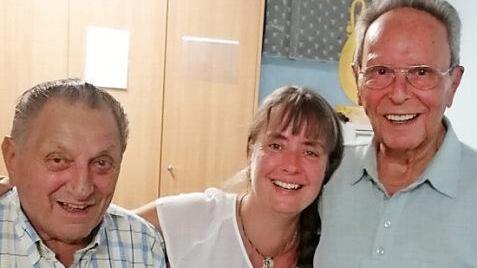 Gro&szlig;e Freude beim Gesangverein 1892 Rothenkirchen &uuml;ber den &Uuml;berraschungsgast bei der Singprobe. Von links Albert Schmitt (Ehrenmitglied), Karina Klaum&uuml;nzner (Dirigentin des Gesangvereins) und Professor Rudolf Reinhardt (Ehrenmitglied des Gesangvereins und Ehrenb&uuml;rger des Marktes Pressig)  Foto: K.- H. Hofmann