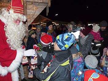 Der Nikolaus hatte S&uuml;&szlig;igkeiten f&uuml;r die Kinder mitgebracht. Fotos: Klaus-Peter Wulf